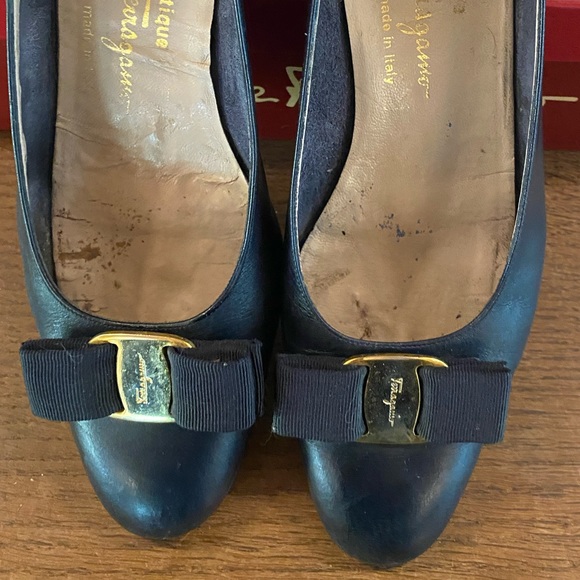 Salvatore Ferragamo Vara Bow Pump Shoe Navy with Gold AA 8.5 - Picture 2 of 5
